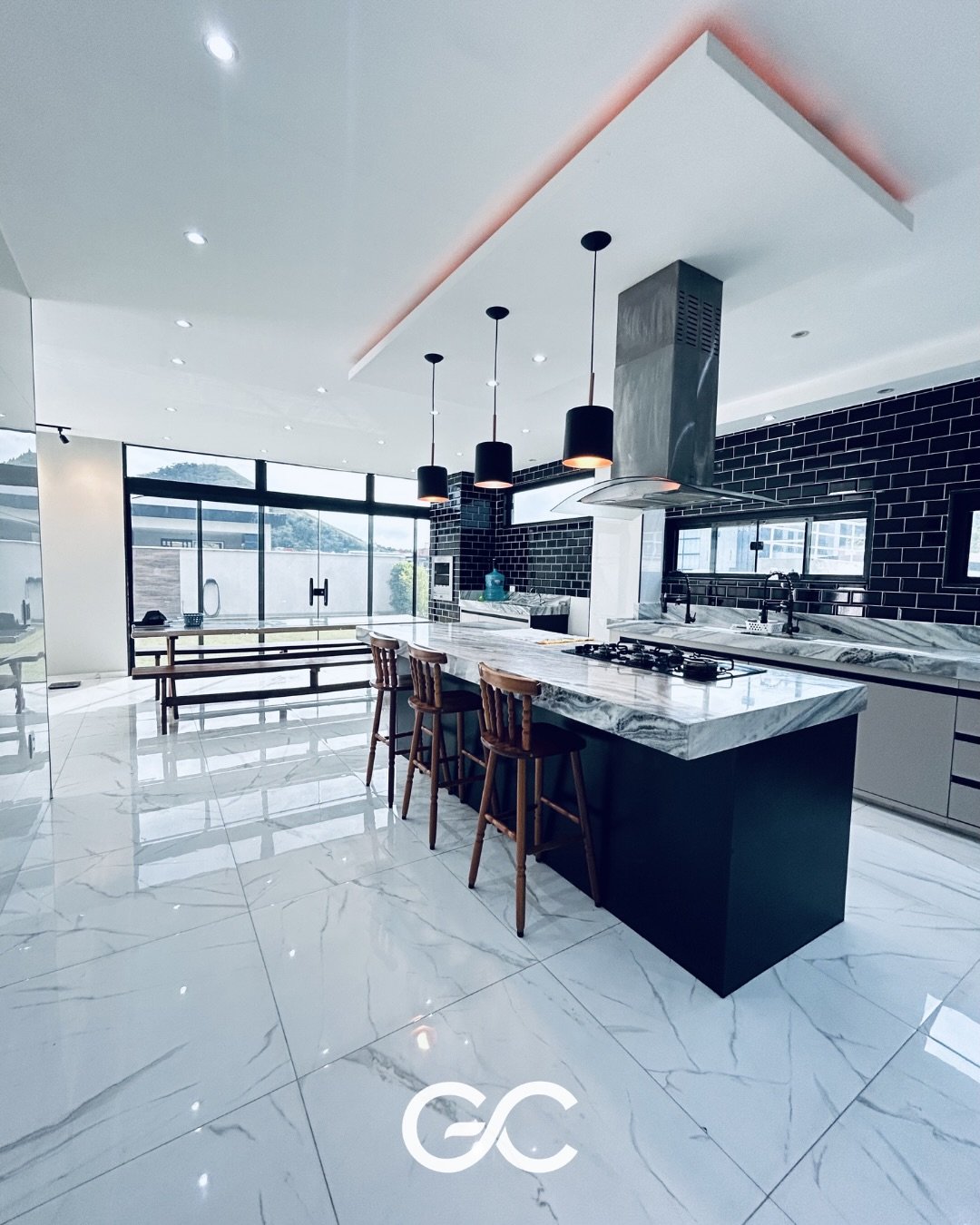 Cozinha ampla com ilha em uma casa no Solaris Residencial