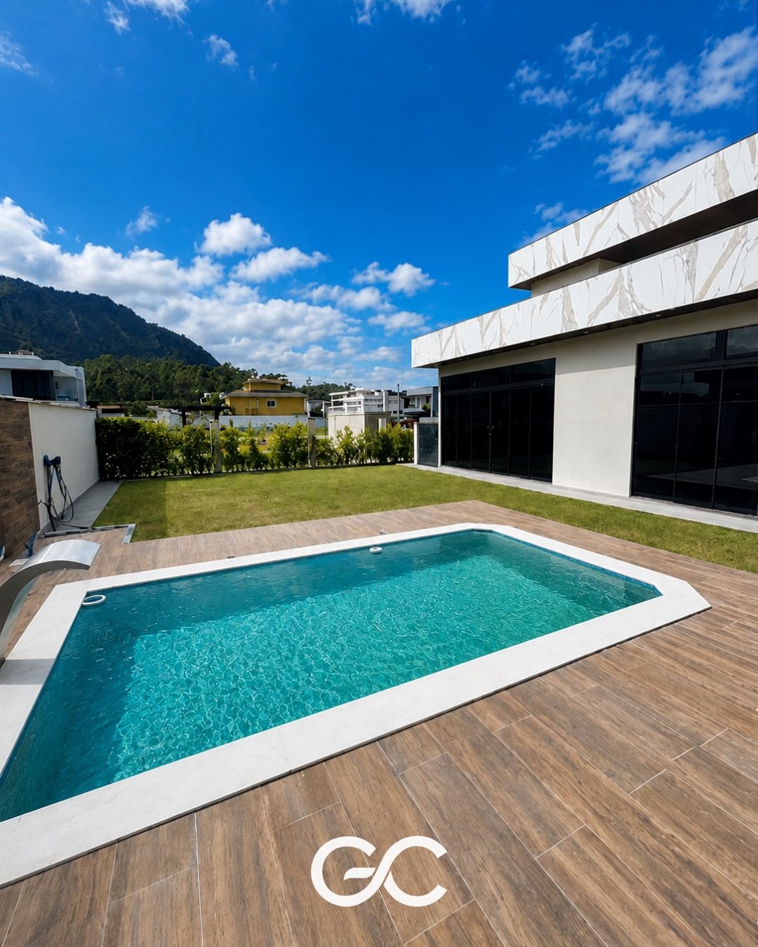 Casa contemporânea com piscina e jardim no Solaris Residencial